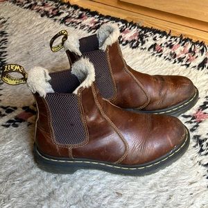 Dr. Martens 2976 LEONORE WOMEN'S FAUX FUR-LINED CHELSEA BOOTS